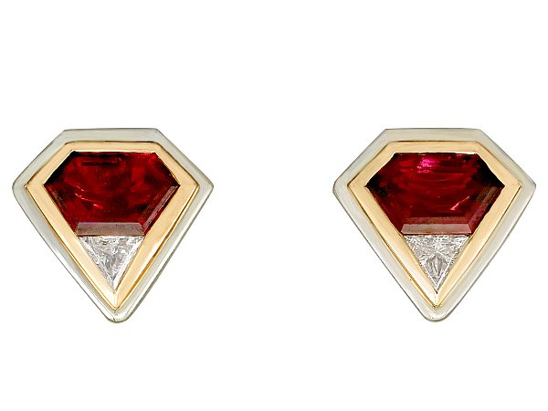 The best earrings to match a burgundy dress