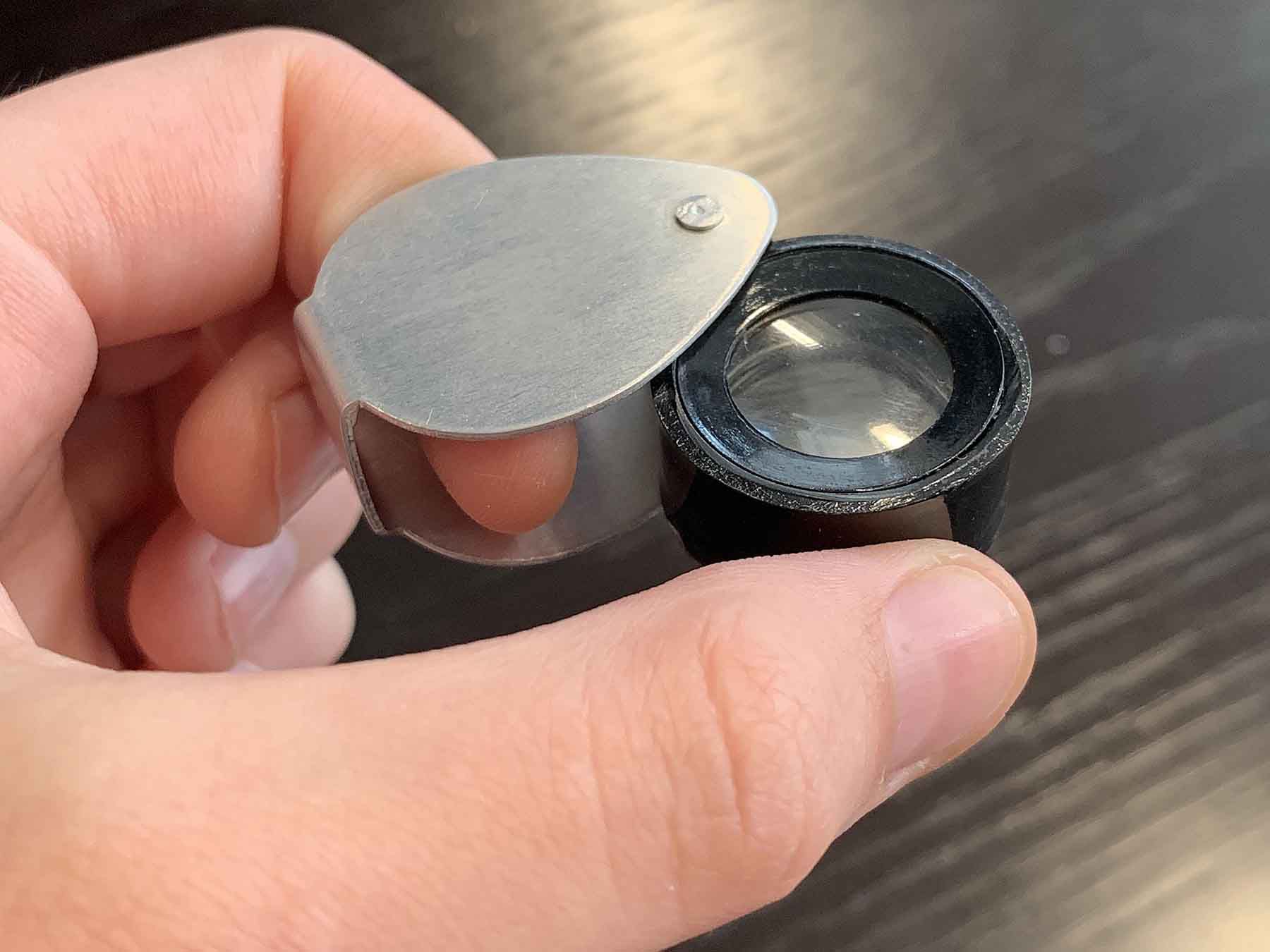 how to hold a jewellers loupe