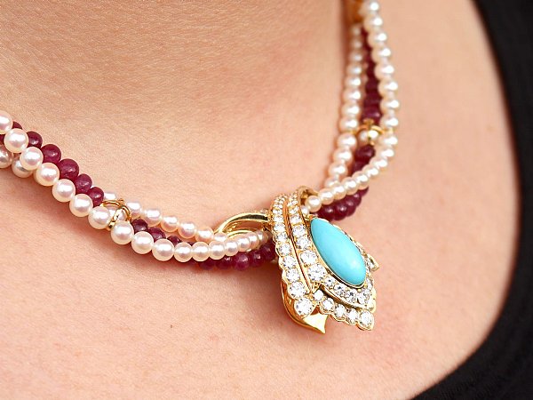 three strand pearl necklace