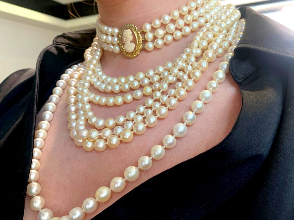 Wearing pearl necklaces fashion