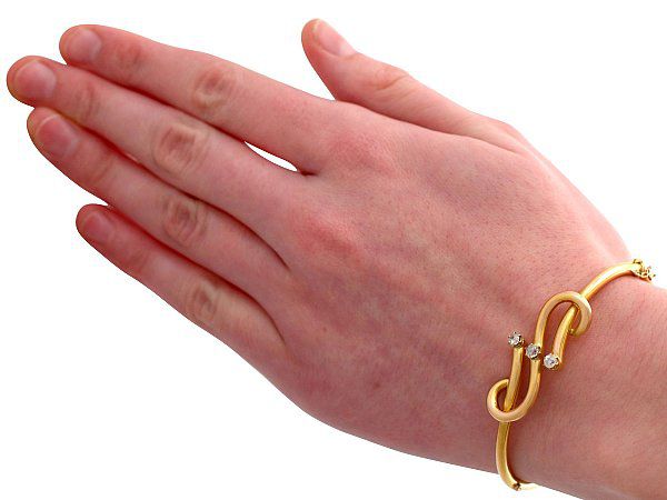 how to style gold bangles