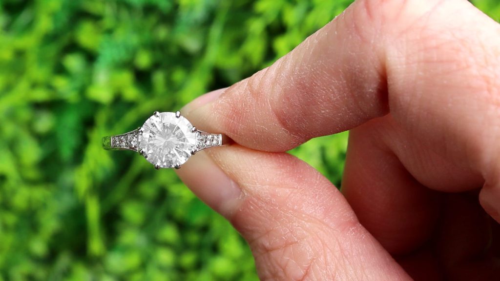 Blue diamond engagement ring in white gold | KLENOTA