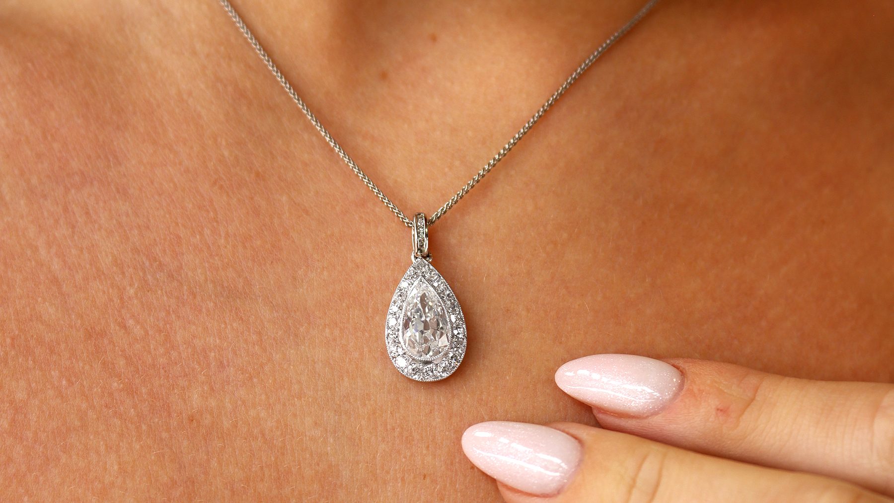 How to choose a diamond encklace for Special Occasions