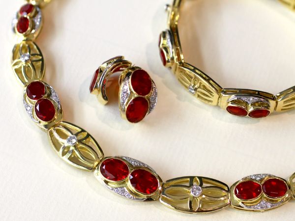 fire opal and yellow gold jewellery set
